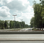 119461 Gezicht op de Catharijnebaan te Utrecht, vanaf het Willemsviaduct, met rechts de Catharijnesingel en links op de ...